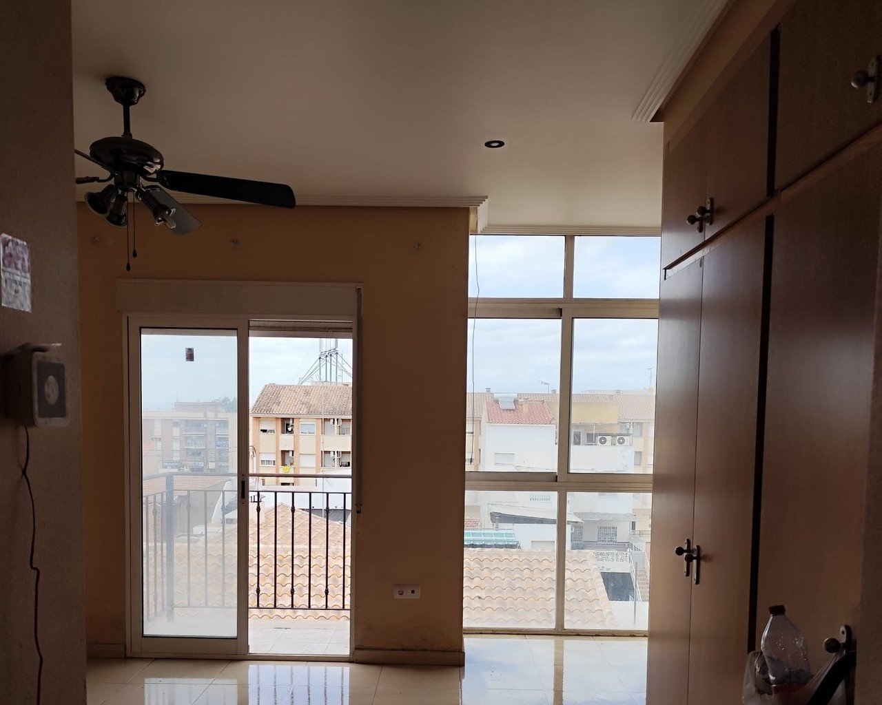 Flat with outbuildings on Calle Poeta Vicente Medina — image 2